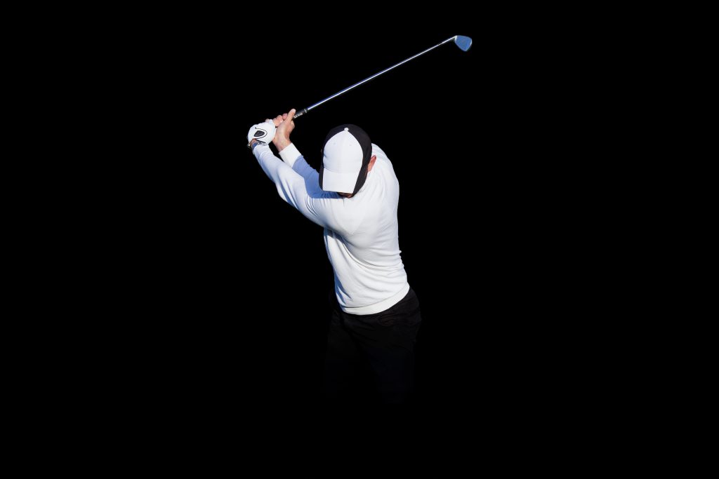 Hombre jugando al golf. Silueta de un golfista con fondo negro y blanco. Top de backswing o subida.